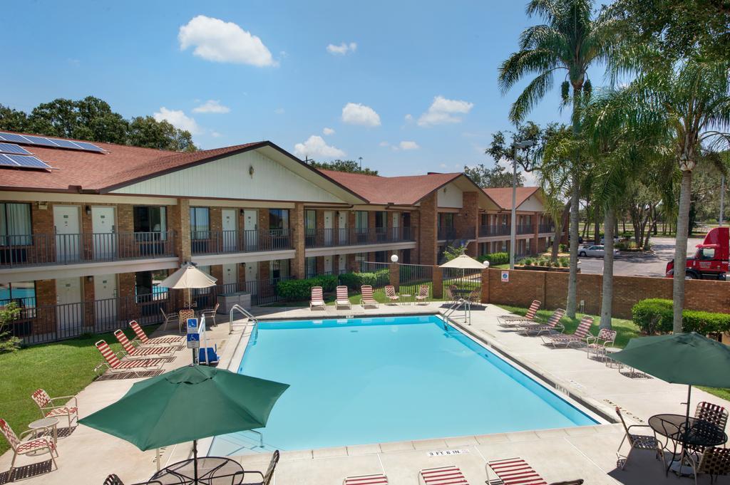 Ramada By Wyndham Temple Terrace/Tampa North Hotell Exteriör bild