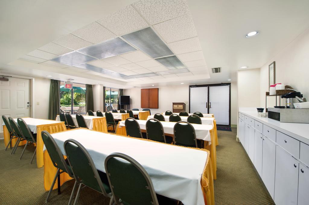 Ramada By Wyndham Temple Terrace/Tampa North Hotell Exteriör bild