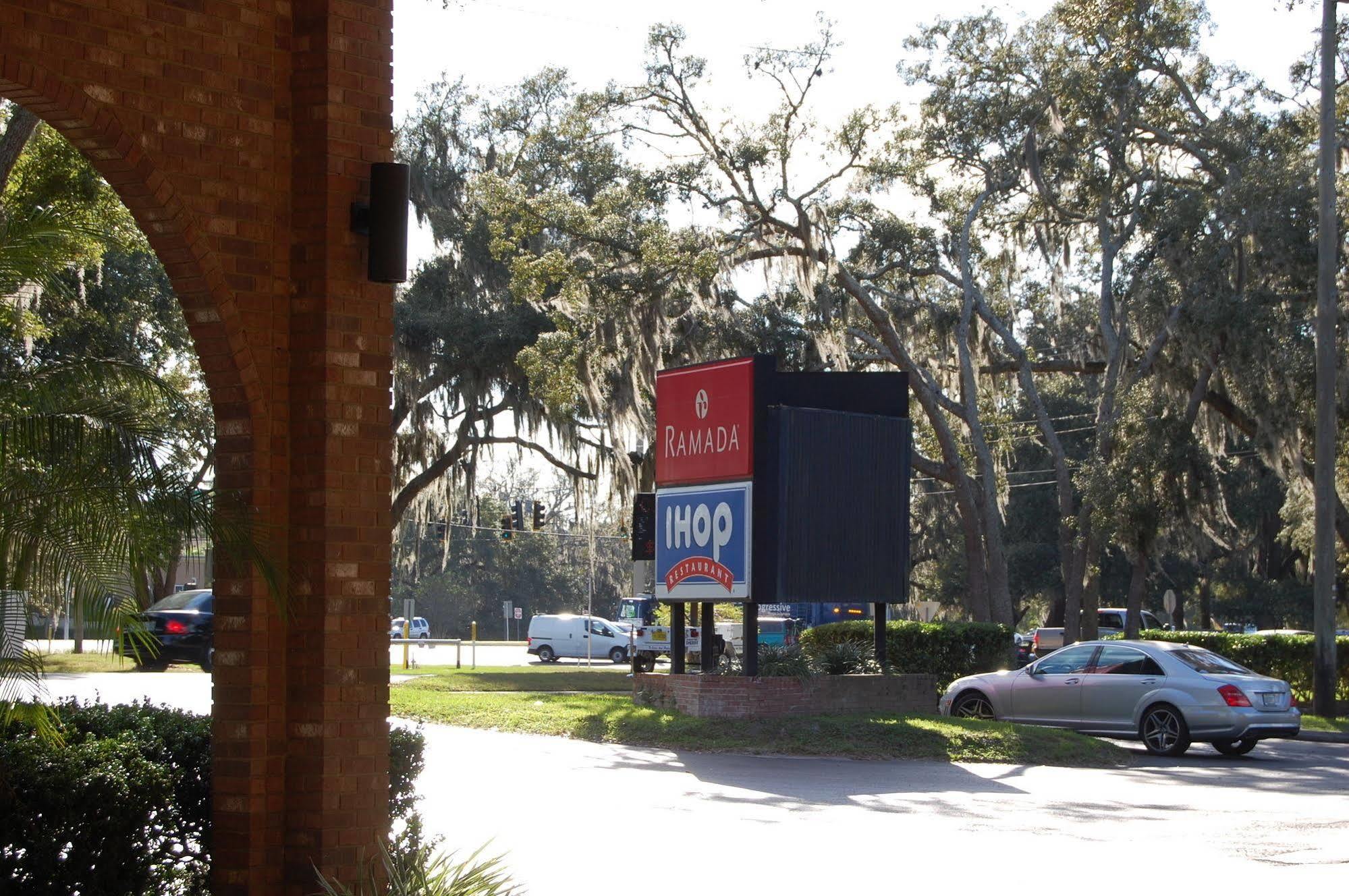 Ramada By Wyndham Temple Terrace/Tampa North Hotell Exteriör bild