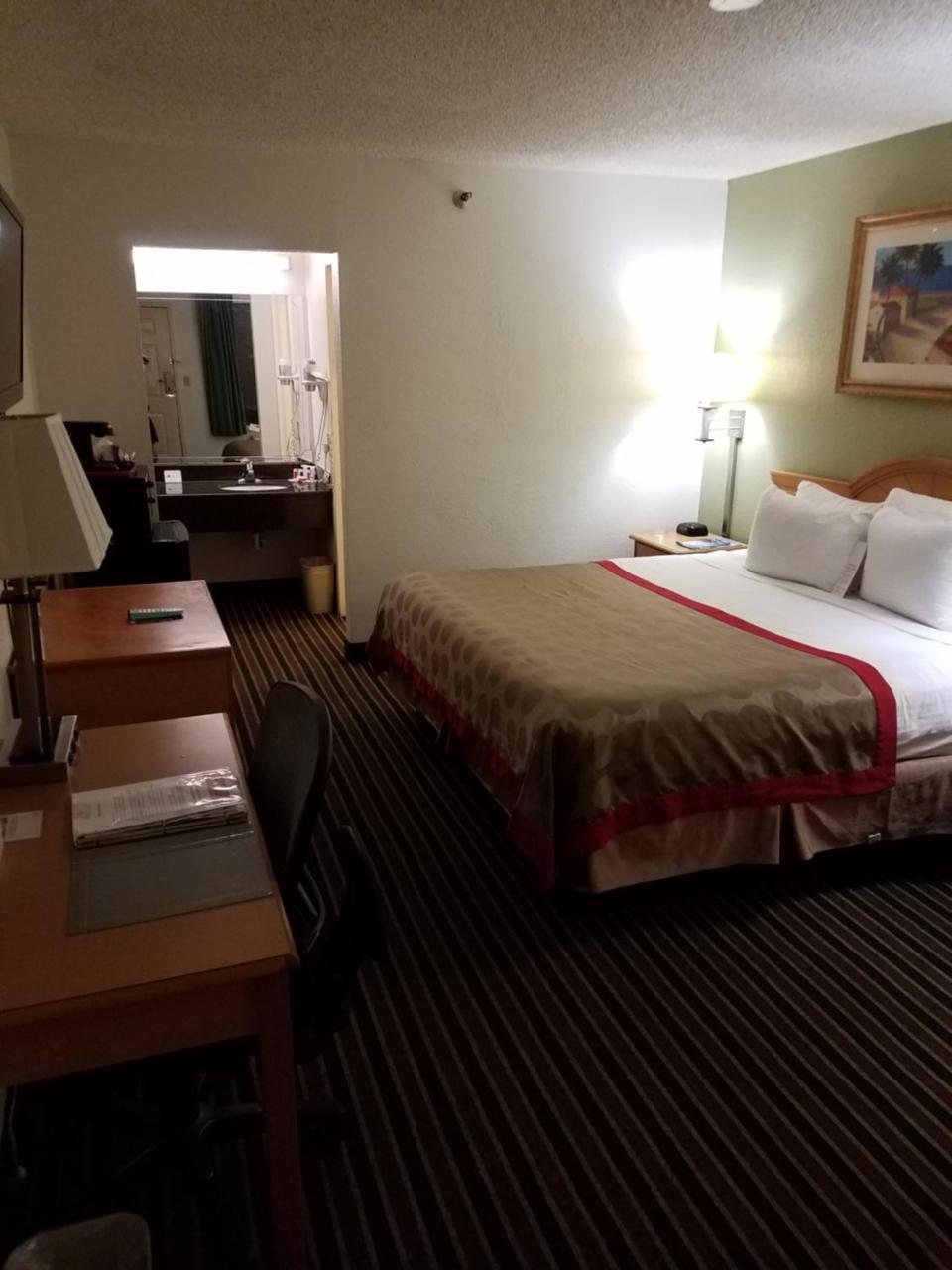 Ramada By Wyndham Temple Terrace/Tampa North Hotell Exteriör bild