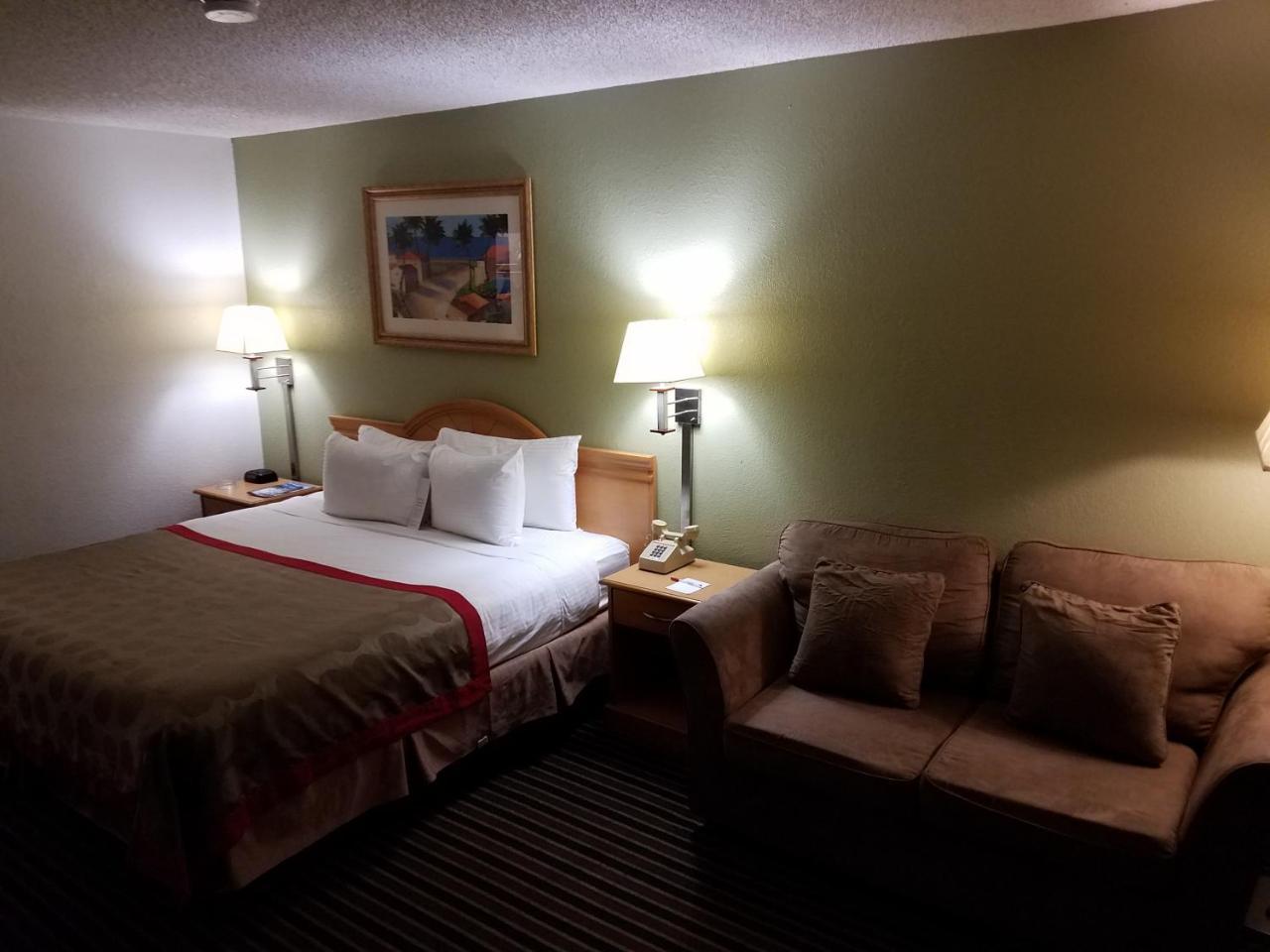 Ramada By Wyndham Temple Terrace/Tampa North Hotell Exteriör bild