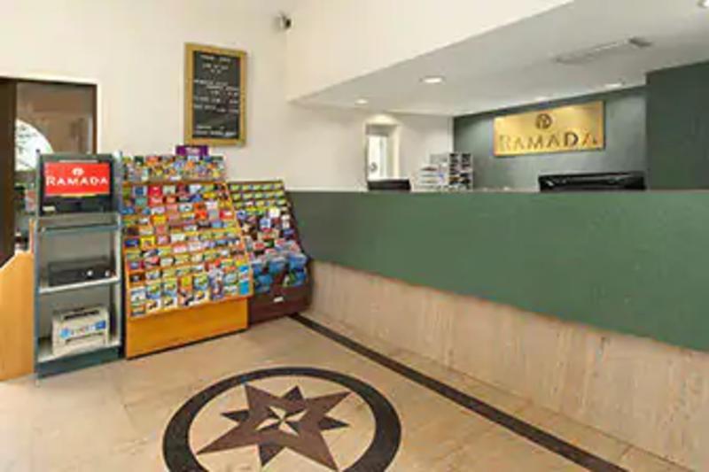 Ramada By Wyndham Temple Terrace/Tampa North Hotell Exteriör bild