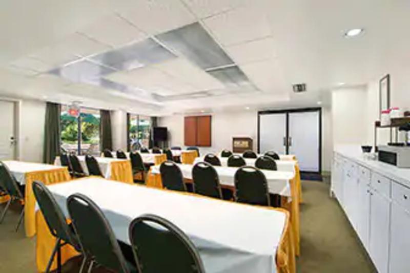Ramada By Wyndham Temple Terrace/Tampa North Hotell Exteriör bild