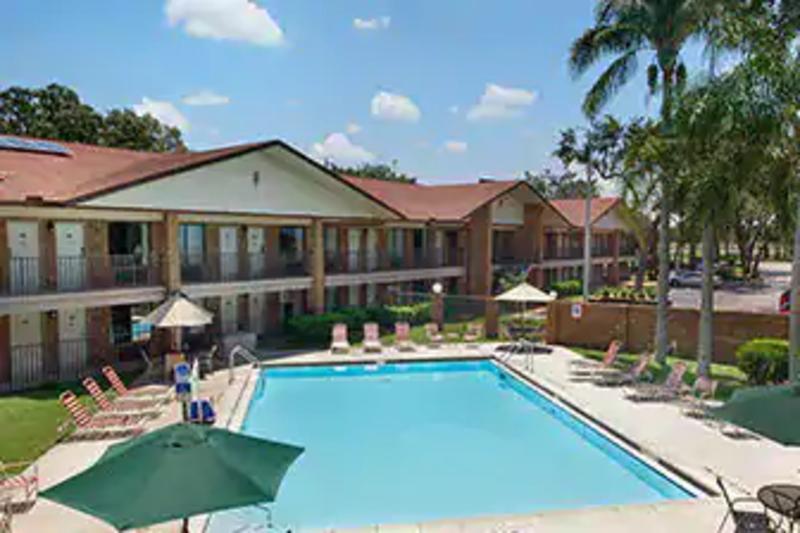 Ramada By Wyndham Temple Terrace/Tampa North Hotell Exteriör bild