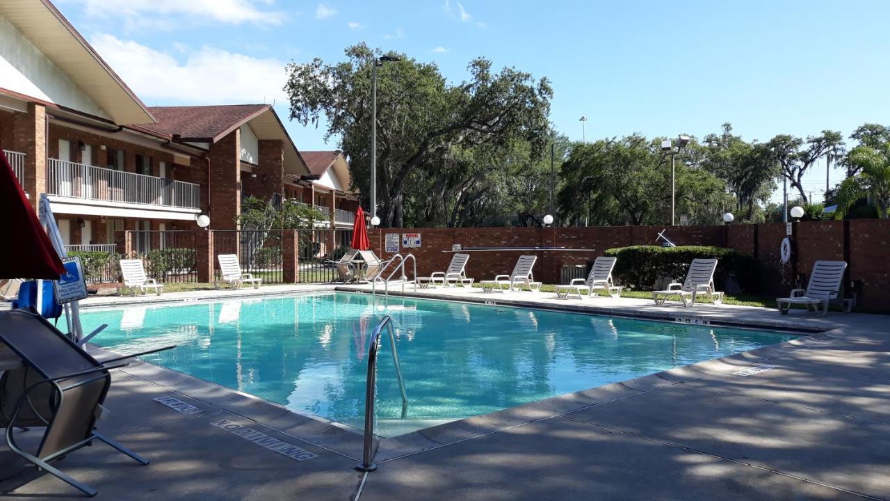Ramada By Wyndham Temple Terrace/Tampa North Hotell Exteriör bild