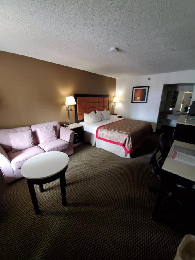 Ramada By Wyndham Temple Terrace/Tampa North Hotell Exteriör bild